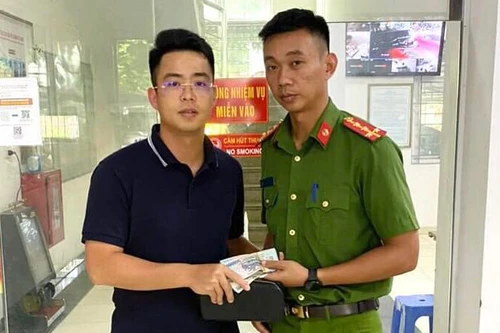 Trao trả gần 50 triệu đồng cho người đánh rơi