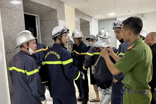 Nỗi ám ảnh bị kẹt trong thang máy nhà cao tầng