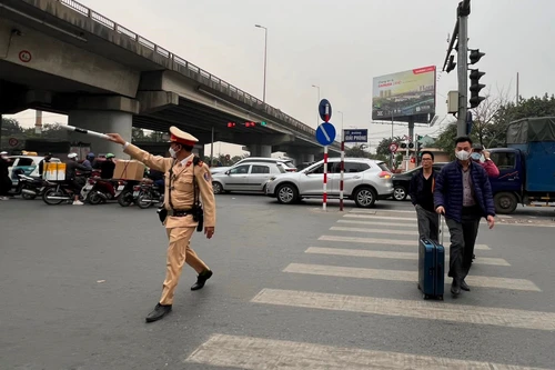 Lực lượng Cảnh sát giao thông nỗ lực thông suốt để người dân về quê đón Tết Dương lịch 2024