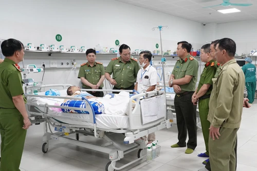 Giám đốc Công an Hà Nội thăm hỏi, động viên cán bộ bị thương trên đường làm nhiệm vụ