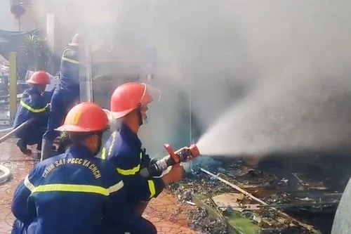 2 ô tô và xe máy bị cháy trong vụ hỏa hoạn tại cửa hàng vật liệu xây dựng