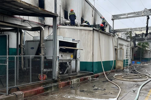 Cháy kho bảo quản thuốc thú y, 4 người thoát nạn an toàn