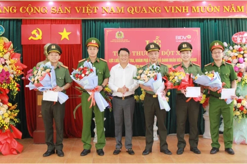 Khen thưởng lực lượng Công an điều tra, khám phá vụ án xảy ra trên không gian mạng