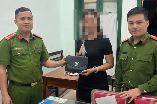Công an phường Thụy Khuê tìm lại tài sản giá trị cho du khách nước ngoài