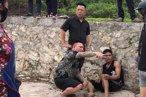 Cô gái nhanh trí đưa tên cướp giật manh động vào còng số 8