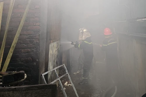 Kịp thời ngăn cháy lan và dập tắt đám cháy tại cửa hàng cơ khí