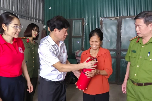 Trao tặng 250 bình cứu hỏa cho người dân có hoàn cảnh khó khăn