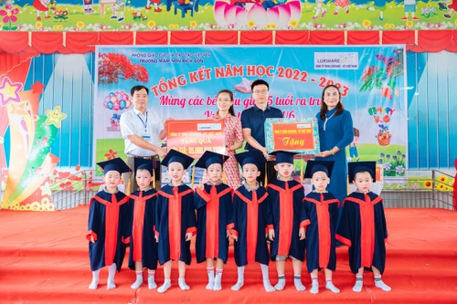 Trao mũ bảo hiểm đạt chuẩn, vì sự an toàn cho trẻ em