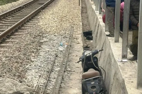 Đi qua đường ngang 2 người phụ nữ bị tàu hỏa đâm tử vong