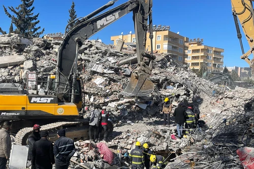 Hình ảnh Đoàn công tác Công an Việt Nam triển khai thiết bị rò băng rada tại vị trí tìm kiếm cứu nạn mới