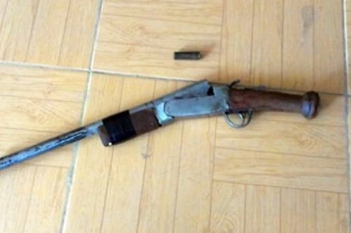 Bị vợ thách thức, chồng chĩa súng kíp bắn trọng thương