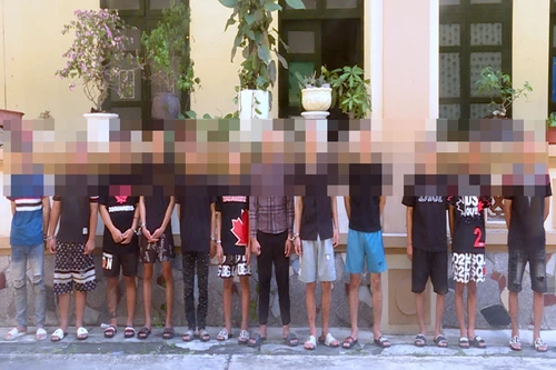 12 đối tượng bị bắt vì gây rối trật tự công cộng