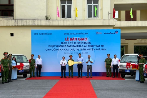 Bàn giao 10 xe ô tô chuyên dụng cho Công an huyện Mê Linh