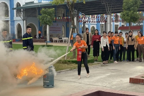 Gần 500 học sinh, cán bộ, giáo viên, công nhân tập huấn phòng cháy, chữa cháy, cứu nạn, cứu hộ