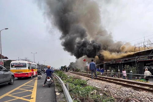 Cháy lớn dãy nhà nằm cạnh đường sắt khu vực huyện Gia Lâm