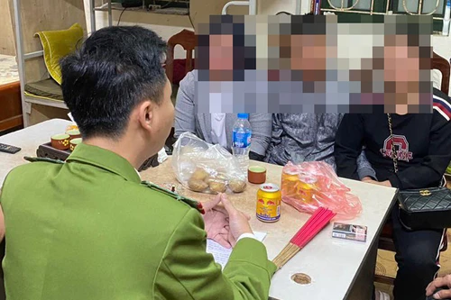 Công an xã Vân Nội tìm người thân cho cháu bé bị lạc gia đình 