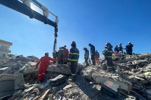  Đoàn cứu nạn Công an Việt Nam phối hợp tìm kiếm và đưa được 2 nạn nhân ra ngoài