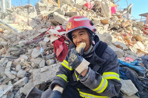 Đội cứu hộ Công an Việt Nam phối hợp cứu sống bé trai dưới đống đổ nát trong vụ động đất tại Thổ Nhĩ Kỳ