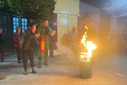 Tích cực tuyên truyền, phát tờ rơi, ký cam kết an toàn cháy, nổ cho người dân