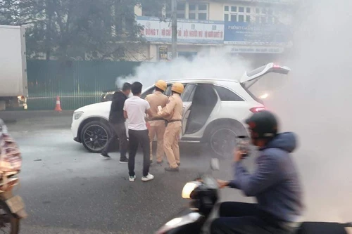 Cảnh sát giao thông giúp người dân dập tắt đám cháy xe ô tô