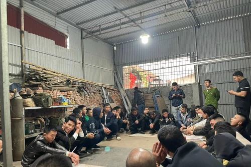 Triệt phá sới bạc núp trong xưởng cơ khí