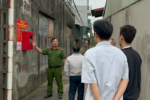 Hình ảnh Cảnh sát hướng dẫn cơ chế hoạt động chữa cháy của điểm chữa cháy công cộng ở huyện Hoài Đức