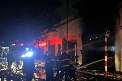 Hà Nội chi viện lực lượng chữa cháy kho vải trên địa bàn tỉnh Bắc Ninh