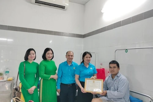 Động viên lái xe taxi cứu sống hai cháu nhỏ rơi xuống hồ nước