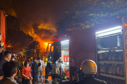 Cảnh sát khống chế vụ cháy tại nhà dân ở phường Phú Lương, quận Hà Đông