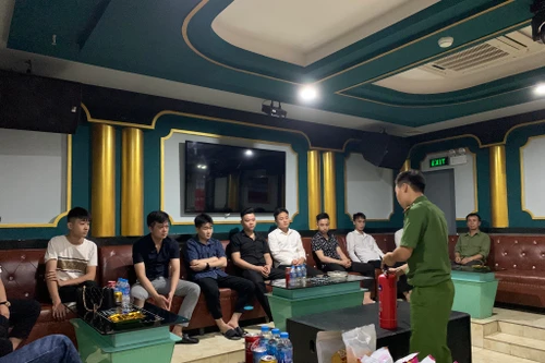 Các nhân viên cơ sở karaoke 5 sao tham gia tình huống xử lý khẩn nguy