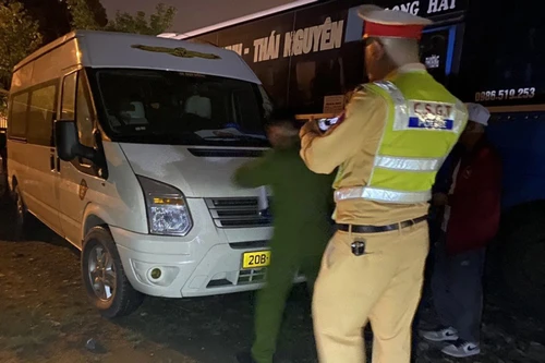 Xử lý nhiều trường hợp dùng tem kiểm định giả lưu thông trên đường