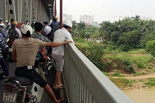 Nghiện game, bé trai bị trầm cảm định nhảy cầu Thăng Long