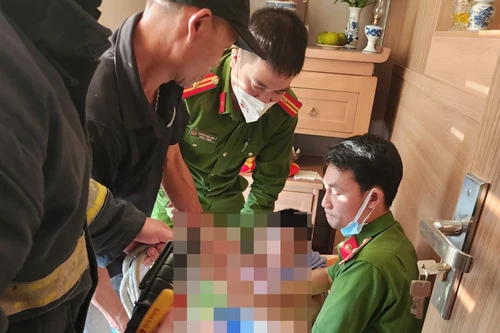 Triển khai xe thang cứu bé trai gặp nguy hiểm trên ban công tầng 8