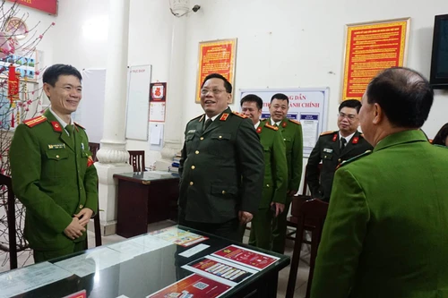 Trước thời khắc Giao thừa, Giám đốc Công an Hà Nội kiểm tra công tác ứng trực, động viên cán bộ chiến sỹ tại các địa bàn xa Thủ đô