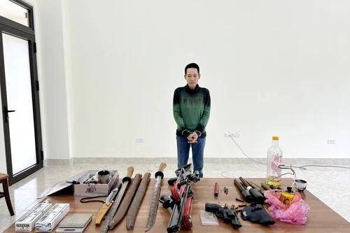 Phát hiện thu giữ súng, dao, kiếm của đối tượng ma túy