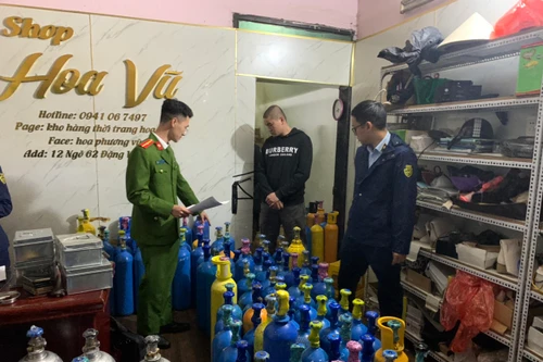 Clip: Khám xét shop thời trang 'vỏ bọc' kho cất giấu gần 200 bình khí N2O