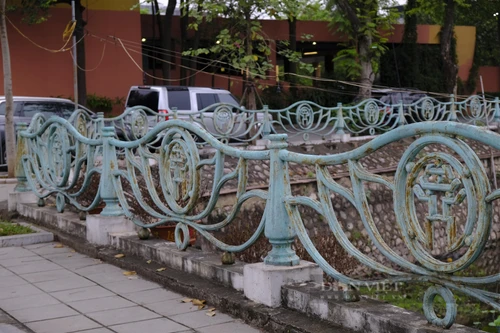 Điều tra nguyên nhân “bay mất” quả cầu gang lan can bảo vệ hồ Tây