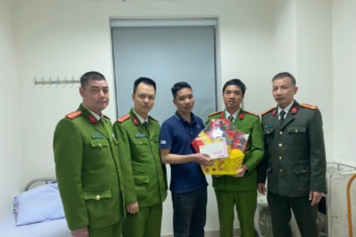 Chia sẻ, động viên cán bộ có hoàn cảnh khó khăn