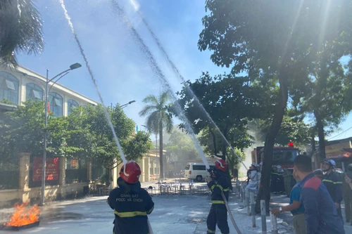 Xử lý tình huống cháy giả định gần cây xăng trong làng nghề 