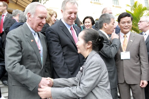 Những cái bắt tay nồng ấm giữa các nhà ngoại giao Việt Nam - Mỹ