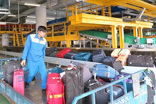 Nhân viên sân bay lấy cắp hành lý của khách nước ngoài