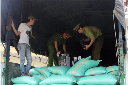 "Mổ bụng" xe tải chở gạo thu giữ hàng trăm chai rượu ngoại nhập lậu