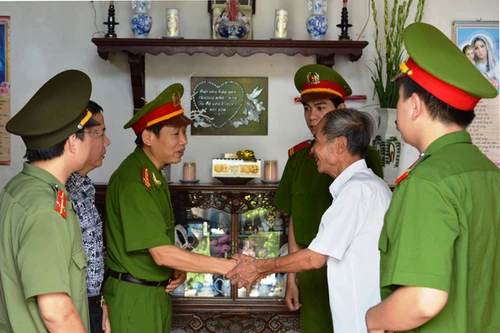 CAH Quốc Oai thăm, tặng quà thương bệnh binh, thân nhân liệt sỹ