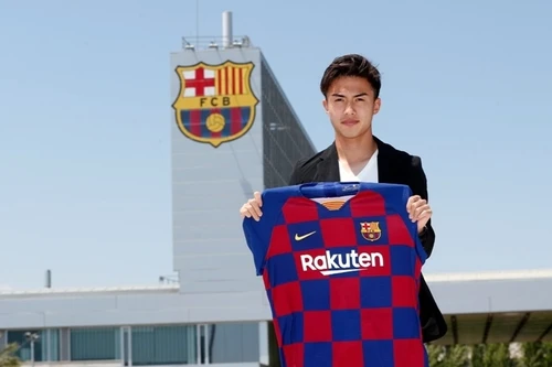 [ẢNH] Thần đồng bóng đá Nhật Bản rạng ngời ra mắt Barca