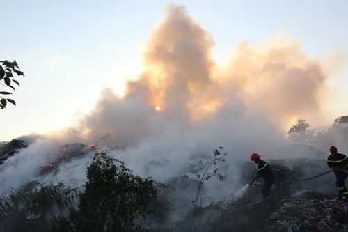 Bãi rác "khủng" bỗng phát nổ, bốc cháy dữ dội