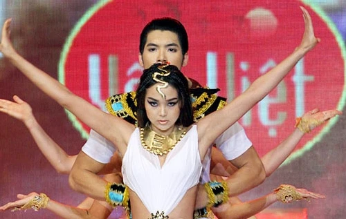 Bất ngờ xem Trương Nam Thành... bê đỡ Minh Hằng