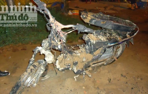 Ngược đời, mang xe máy ra đốt giữa đường phố