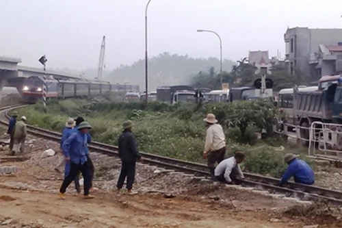 Tàu hỏa trật bánh, giao thông tê liệt nhiều giờ