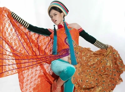 Tuyết Lan mặc áo dân tộc Dao dự thi người mẫu thế giới