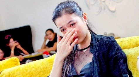 Thí sinh Top Model "nức nở" vì bị tịch thu điện thoại, máy ảnh